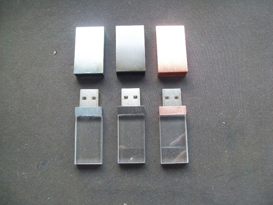 Bên trong có USB Crystal với Đèn LED. Đèn LED sáng khi hoạt động.