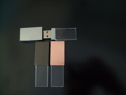Bên trong có USB Crystal với Đèn LED. Đèn LED sáng khi hoạt động.