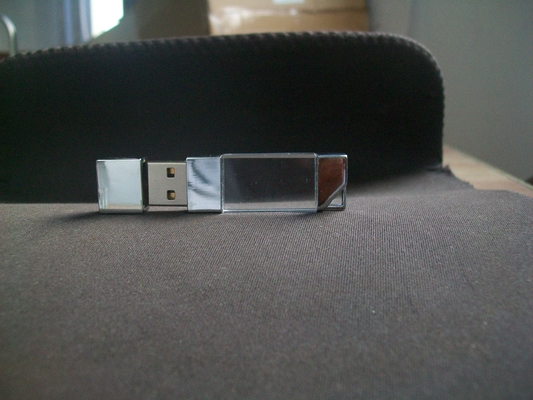 Với vòng tinh thể usb 2.0 và usb 3.0 dẫn ánh sáng có thể sáng