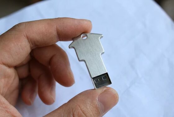 USB Flash Drive Kim Loại Dây Ngọc Trai Bạc Thiết bị lưu trữ nhỏ gọnNhiệt độ hoạt động từ âm 50 đến dương 80 độLý tưởng cho doanh nghiệp