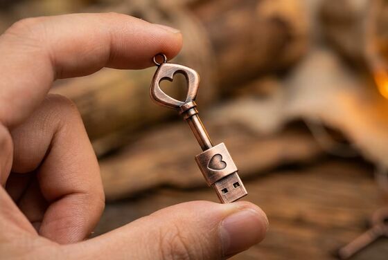 USB flash drive kiểu retro cung cấp tốc độ 10MB/s, phù hợp cho lưu trữ kỹ thuật số di động và quản lý dữ liệu