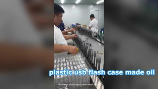 quá trình phun dầu lên vỏ nhựa